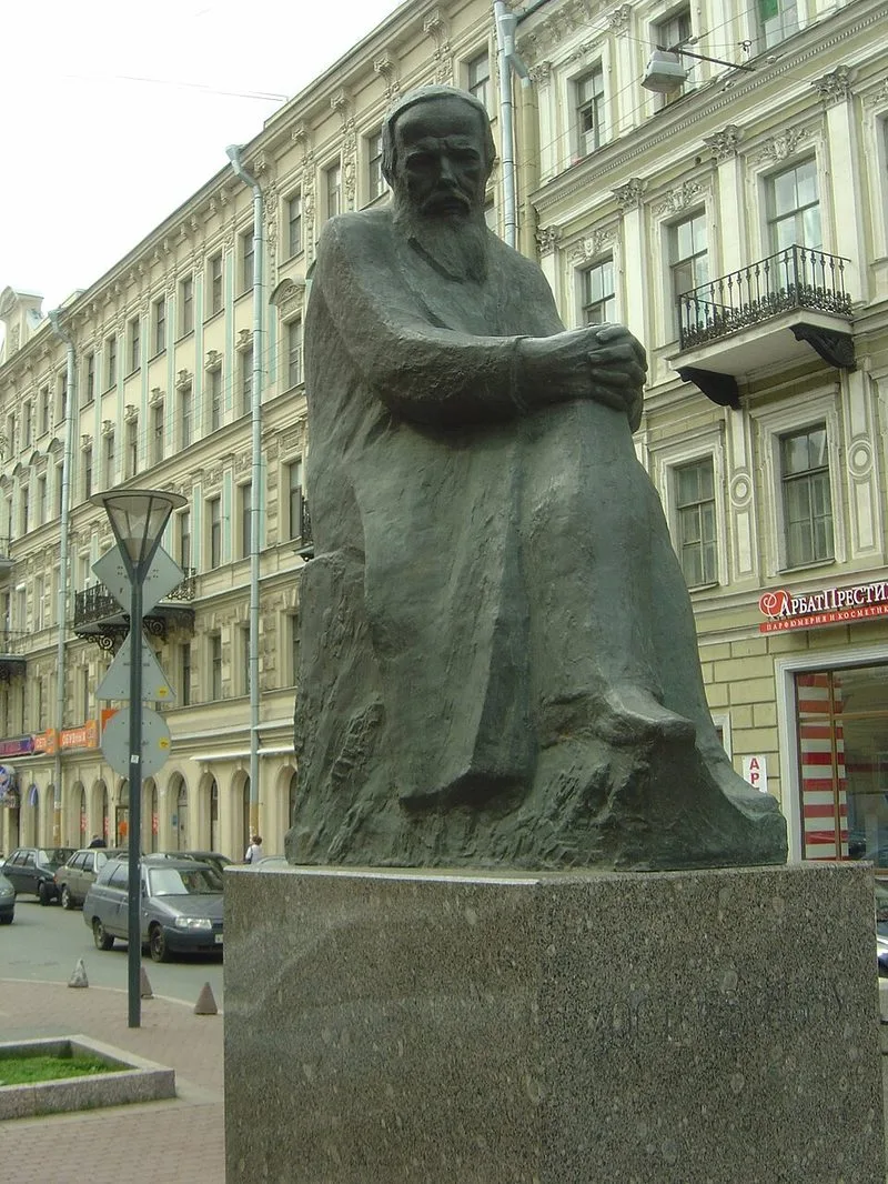 Monument &agrave; Dosto&iuml;evski pr&egrave;s de la station de m&eacute;tro Vladimirskaia &agrave; Saint-P&eacute;tersbourg