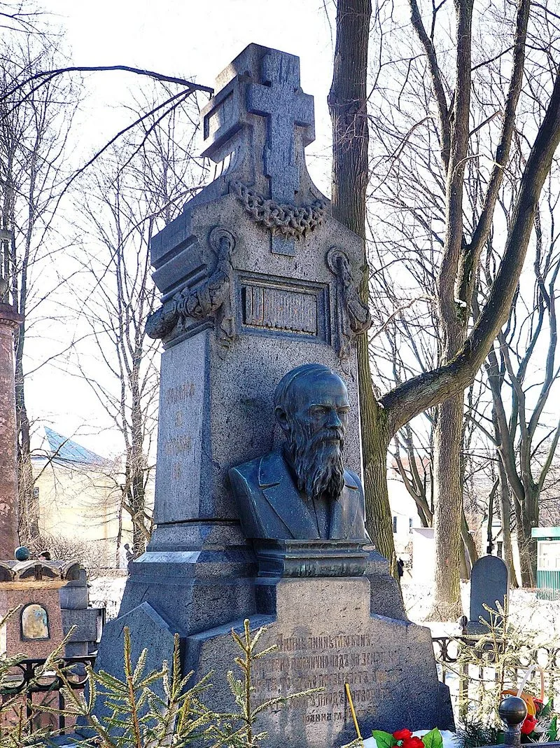 Tombe de Fiodor Dostoïevski au cimetière Tikhvine de la laure Alexandre-Nevski à Saint-Pétersbourg