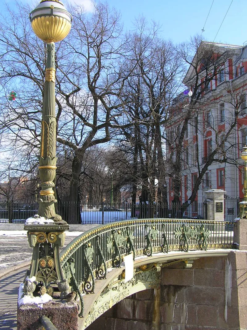 Glaçons sur le canal Griboïédov à Saint-Pétersbourg en hiver, formations de glace spectaculaires