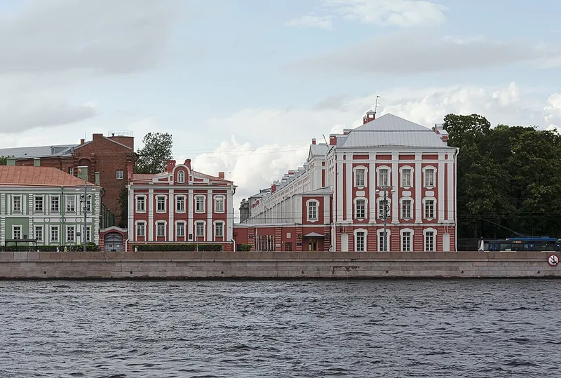 Gravure ancienne du b&acirc;timent des 12 coll&egrave;ges &agrave; Saint-P&eacute;tersbourg avec l'ancien canal perpendiculaire &agrave; la N&eacute;va