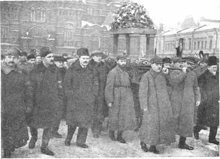 Fun&eacute;railles de Kirov &agrave; Moscou en d&eacute;cembre 1934, port&eacute; par Staline