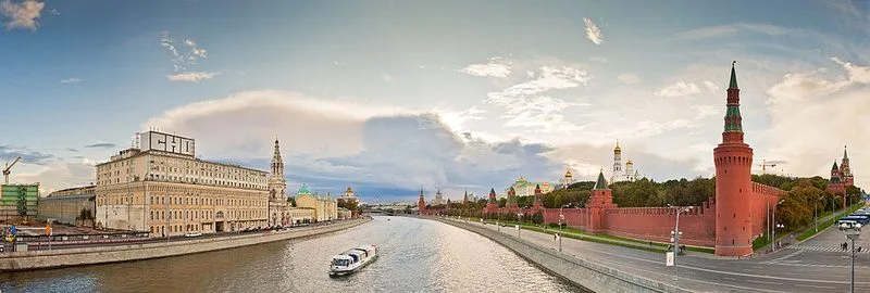 Vue panoramique du Kremlin de Moscou depuis la Moskova, avec les tours et cath&eacute;drales