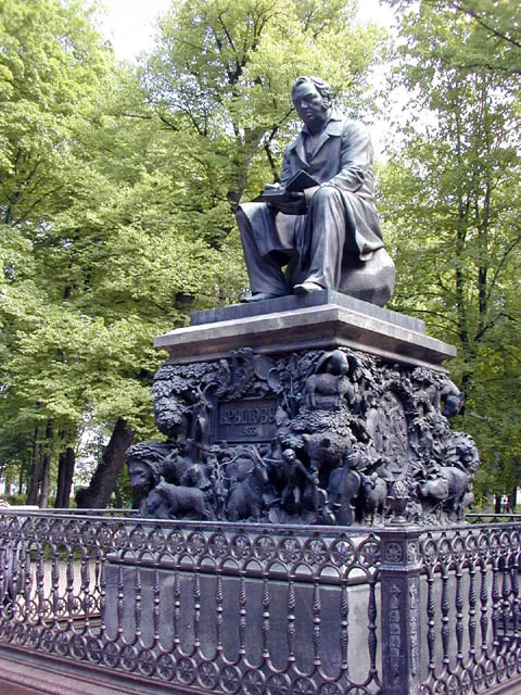 Le Jardin d'Été de Saint-Pétersbourg en été, allées ombragées et statues, où se trouve le monument à Ivan Krylov