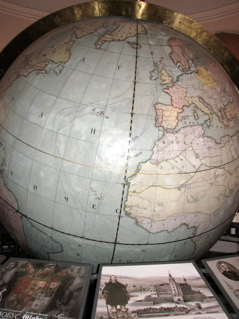 Le Grand Globe de Gottorp, planétarium géant et curiosité historique de la Kunstkamera de Saint-Pétersbourg