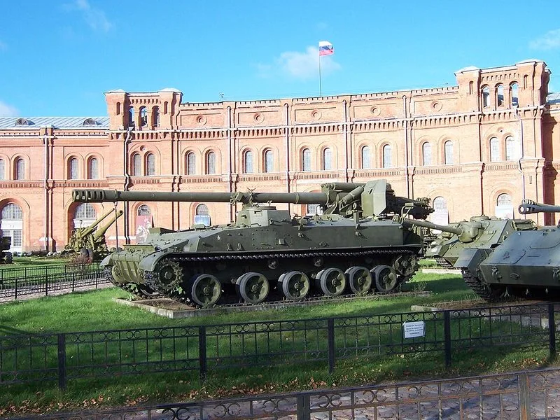 V&eacute;hicules blind&eacute;s et chars expos&eacute;s dans la cour du Mus&eacute;e de l'Artillerie, Saint-P&eacute;tersbourg