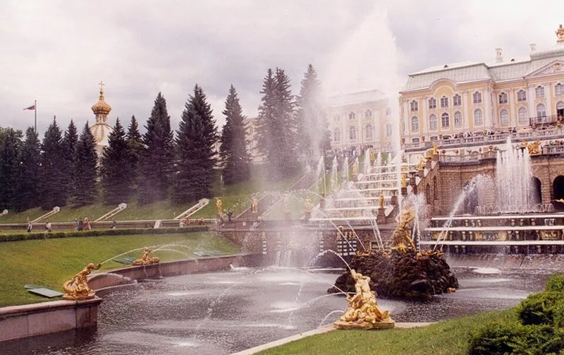 Exposition int&eacute;rieure du mus&eacute;e de l'eau de Saint-P&eacute;tersbourg, maquettes et dispositifs multim&eacute;dia