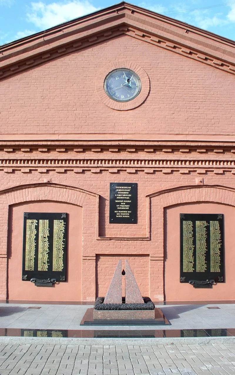 Tour d'eau en brique rouge du mus&eacute;e Vodokanal &agrave; Saint-P&eacute;tersbourg, construite en 1863