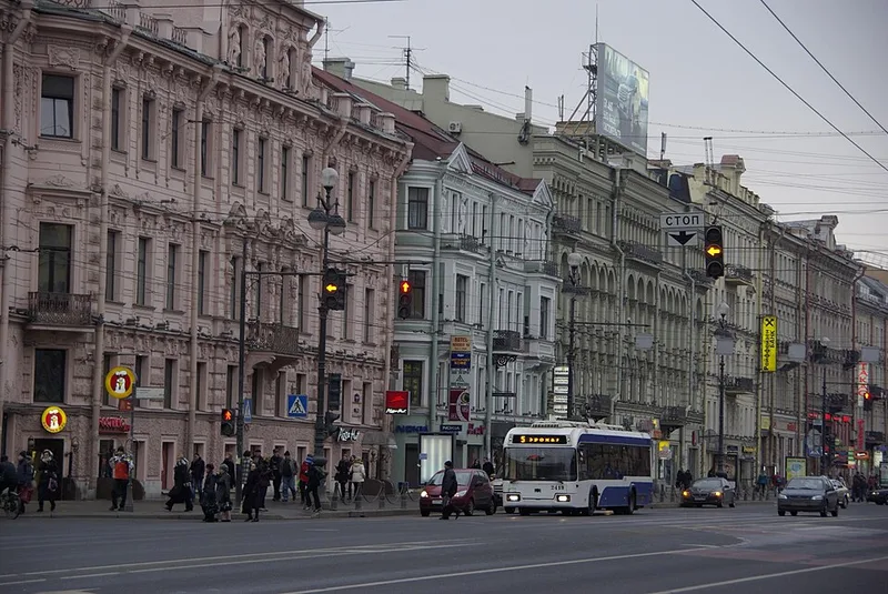 La perspective Nevski &agrave; Saint-P&eacute;tersbourg, c&eacute;l&egrave;bre avenue litt&eacute;raire d&eacute;crite par Gogol et Dosto&iuml;evski