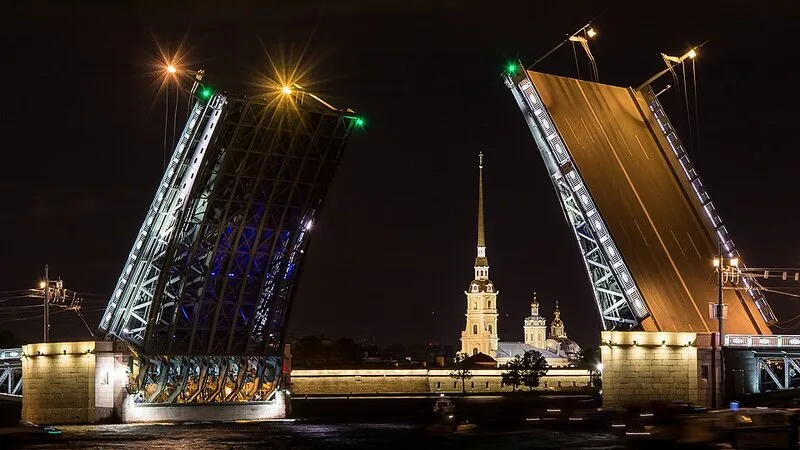 Pont du Palais illumin&eacute; la nuit &agrave; Saint-P&eacute;tersbourg, avec vue sur la cath&eacute;drale Saint-Isaac