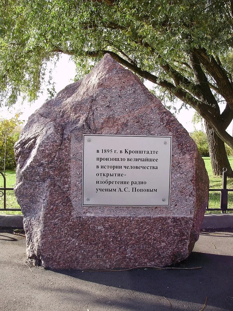 Monument &agrave; Alexandre Popov &agrave; Cronstadt, Saint-P&eacute;tersbourg