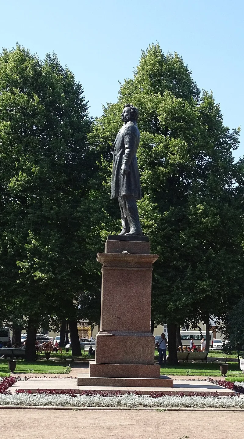 Monument &agrave; Alexandre Pouchkine sur la place des Arts &agrave; Saint-P&eacute;tersbourg, sculpt&eacute; par Mikha&iuml;l Anokouchine
