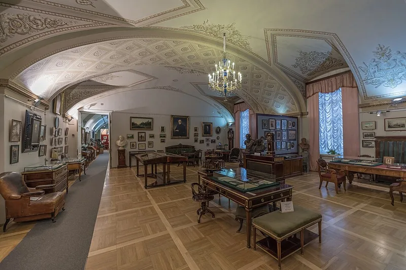 Fa&ccedil;ade n&eacute;oclassique du Pouchkinski Dom sur le quai Makarova, &icirc;le Vassilievski, Saint-P&eacute;tersbourg