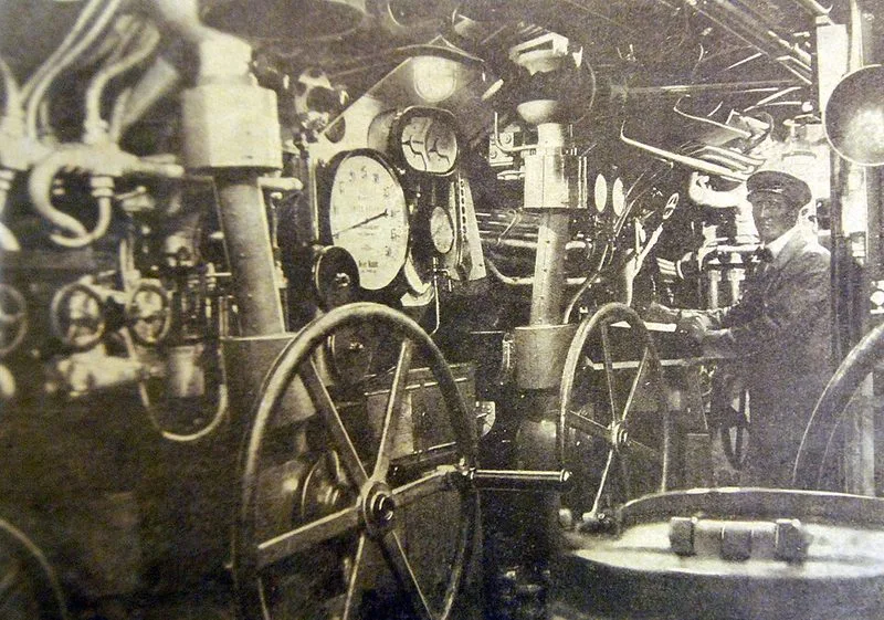 Poste de commandement du sous-marin S-189, p&eacute;riscope, instruments de navigation et pupitres de commande