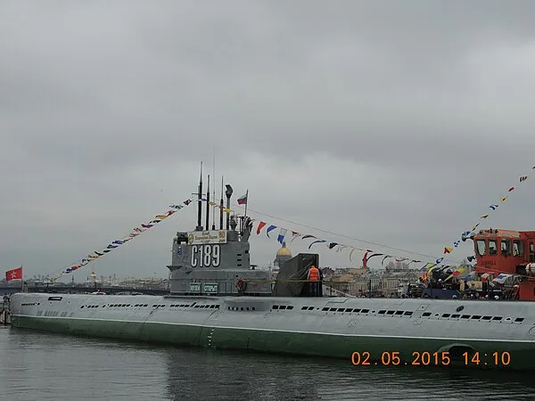 Sous-marin S-189 amarr&eacute; au quai du Lieutenant Schmidt &agrave; Saint-P&eacute;tersbourg, navire-mus&eacute;e du Projet 613 classe Whiskey