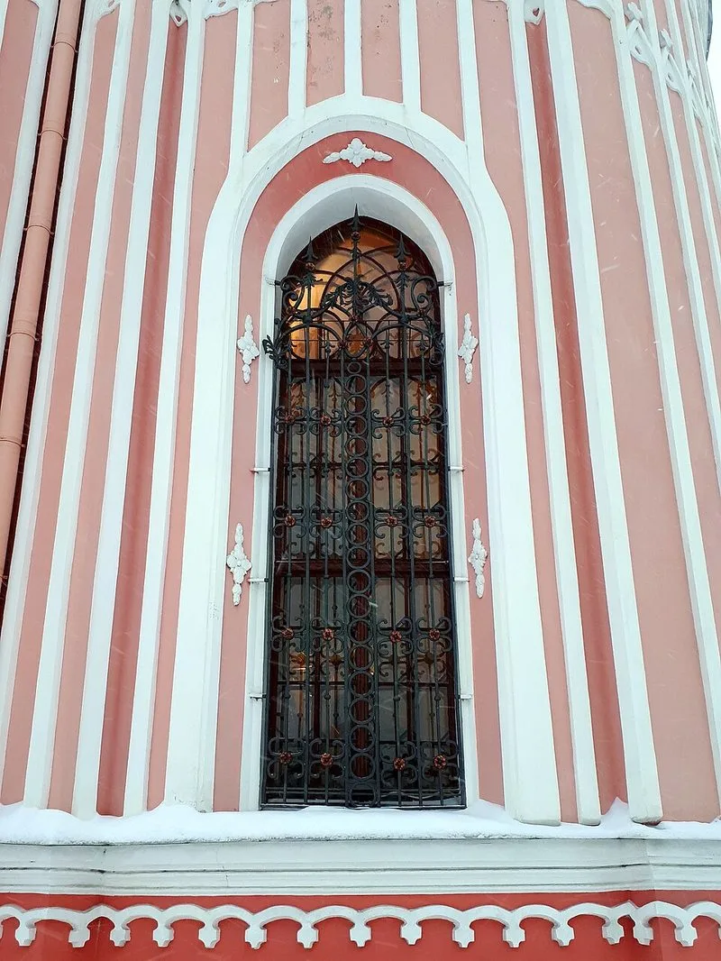 D&eacute;tails architecturaux n&eacute;ogothiques de l'&eacute;glise de Tchesma : pinacles, tourelles et arcs bris&eacute;s