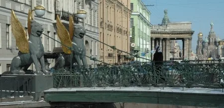 Panorama de Saint-P&eacute;tersbourg : canal avec cath&eacute;drale Notre-Dame-de-Kazan et &eacute;glise du Sauveur