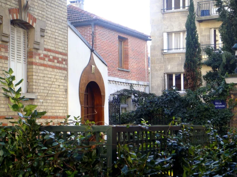 D&eacute;tail architectural de l'&eacute;glise de Tous les Saints, Paris