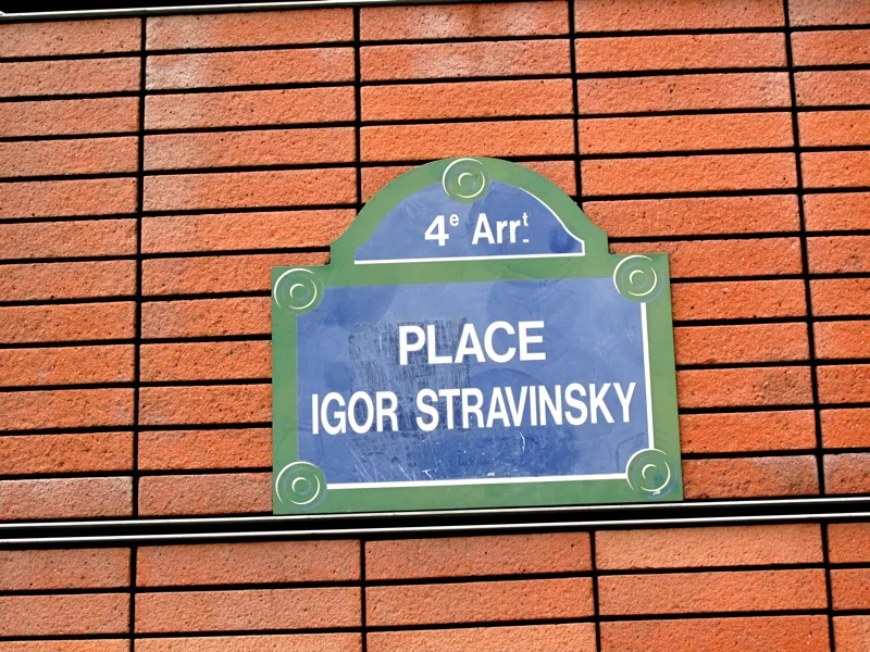 Place Igor Stravinsky à Paris avec la fontaine et le Centre Pompidou en arrière-plan