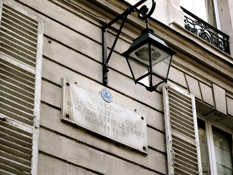 Plaque comm&eacute;morative Pierre le Grand, rue de la Cerisaie, Paris 4e