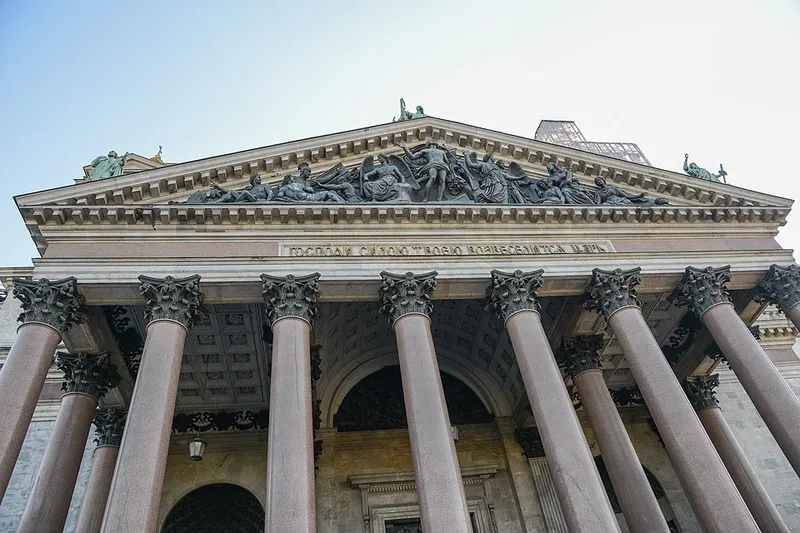 Colonnade de la cathédrale Saint-Isaac, œuvre de Montferrand