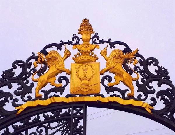 Armoiries des comtes Cheremetiev sur la grille en fer forg&eacute; du palais