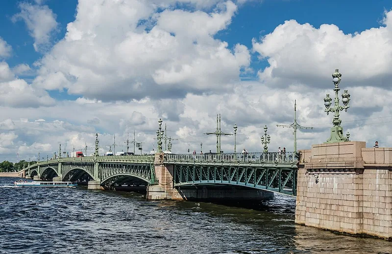 Pont de la Trinité (Troïtski) à Saint-Pétersbourg, construit par la société Eiffel