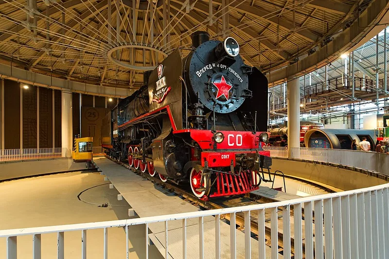Locomotive &agrave; vapeur historique au Mus&eacute;e des chemins de fer de Saint-P&eacute;tersbourg