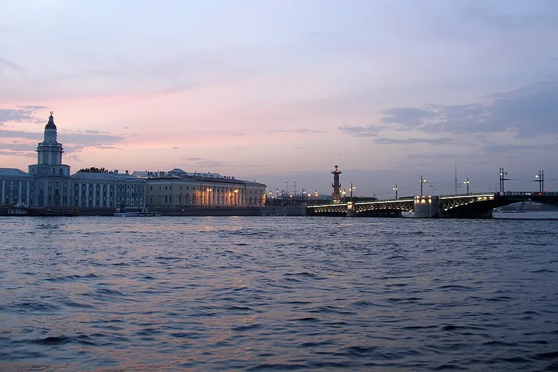 Pont du Palais lev&eacute; sur la N&eacute;va pendant les nuits blanches