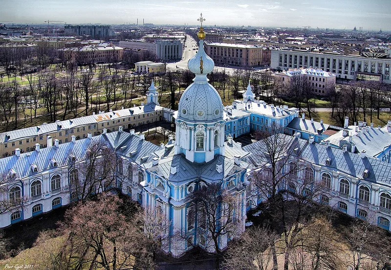Façade de l'Institut d'Histoire Littéraire Pouchkine (Pouchkinski Dom) sur le quai Makarova à Saint-Pétersbourg