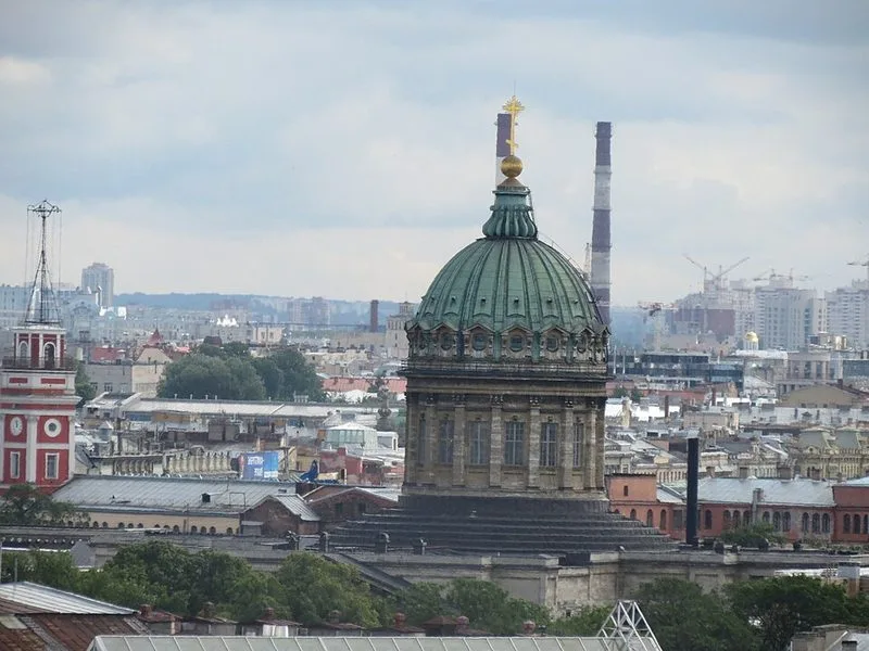 Panorama depuis la colonnade de la cathédrale Saint-Isaac sur Saint-Pétersbourg et la Neva